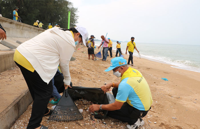 กิจกรรมจิตอาสาพัฒนาเก็บขยะชายหาด ณ บริเวณชายหาดแหลมเสด็จ ศูนย์ศึกษาการพัฒนาอ่าวคุ้งกระเบนฯ