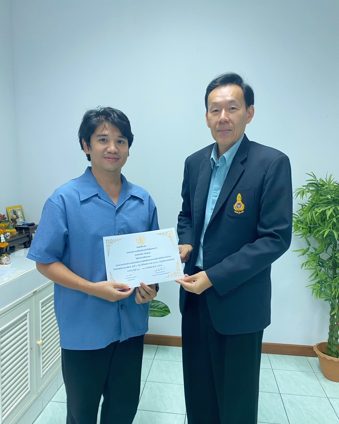 นายพลพิศิลป์ สุวรรณชัย ผู้อำนวยการศูนย์เทคโนโลยีสารสนเทศและการสื่อสาร มอบเกียรติบัตร..คลิก