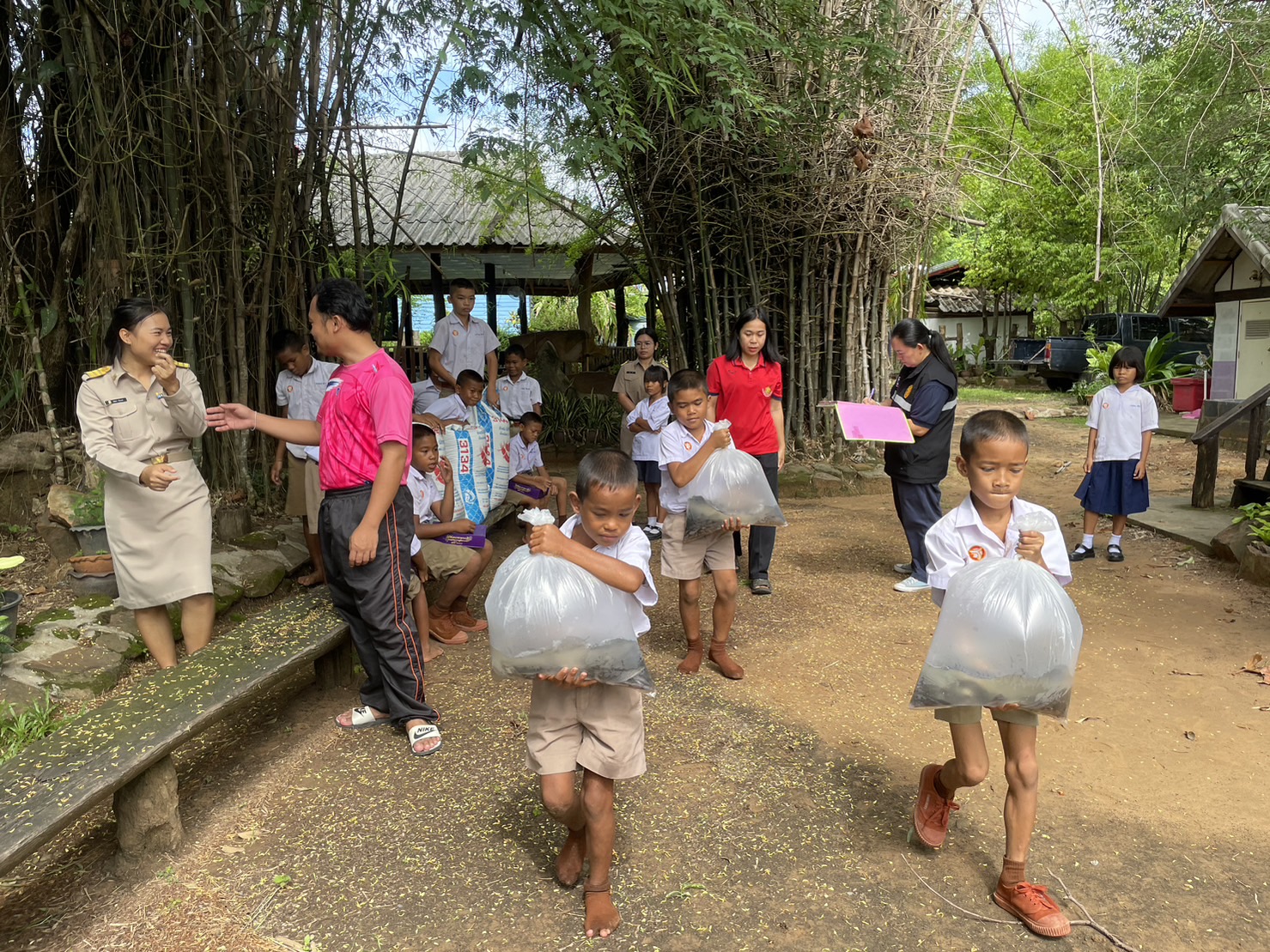 ประมงอุบลฯ มอบปัจจัยการผลิตให้แก่โรงเรียนเพียงหลวง 12 ในทูลกระหม่อมหญิงอุบลรัตนราชกัญญา สิริวัฒนาพรรณวดี..คลิก