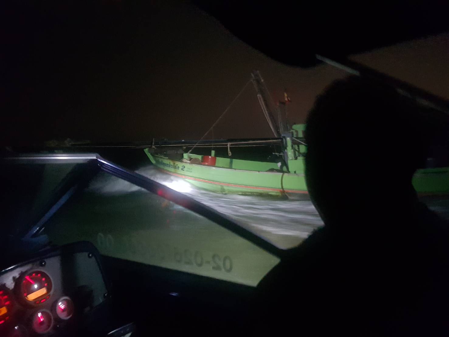 ออกปฏิบัติงานตามข้อร้องเรียนและเร่งด่วน ทำการจับกุมเรืออวนรุน(รุนปลา) จำนวน 1 ลำ..คลิก