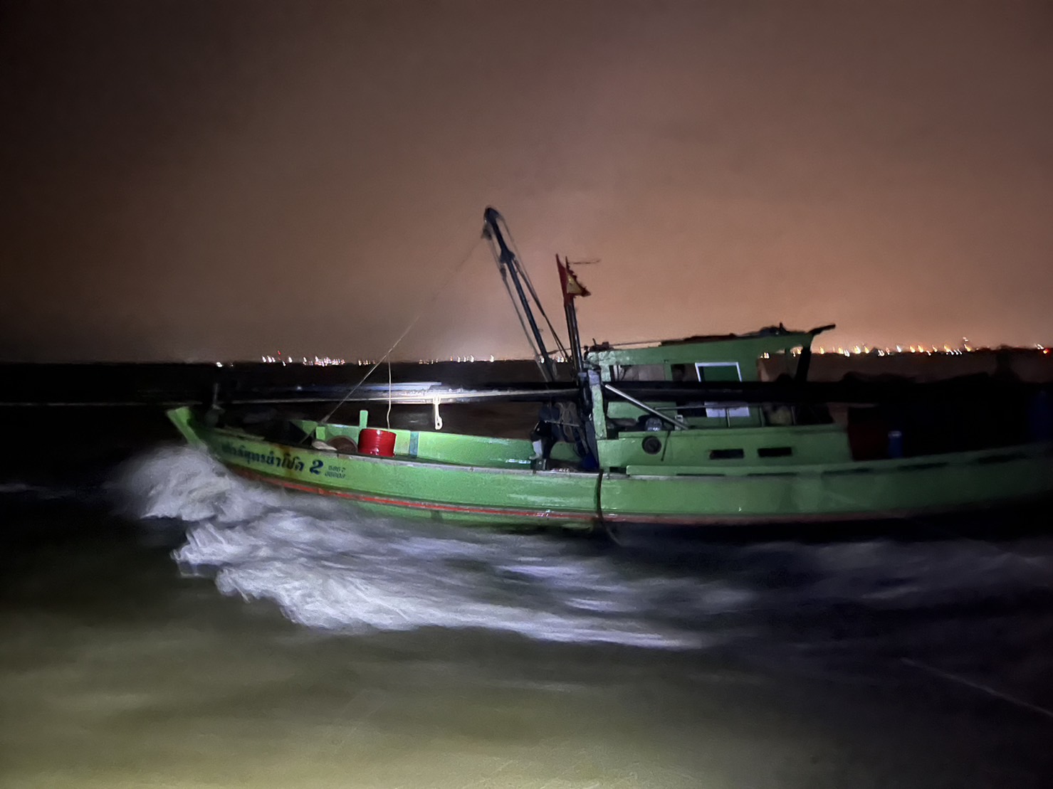 ออกปฏิบัติงานตามข้อร้องเรียนและเร่งด่วน ทำการจับกุมเรืออวนรุน(รุนปลา) จำนวน 1 ลำ