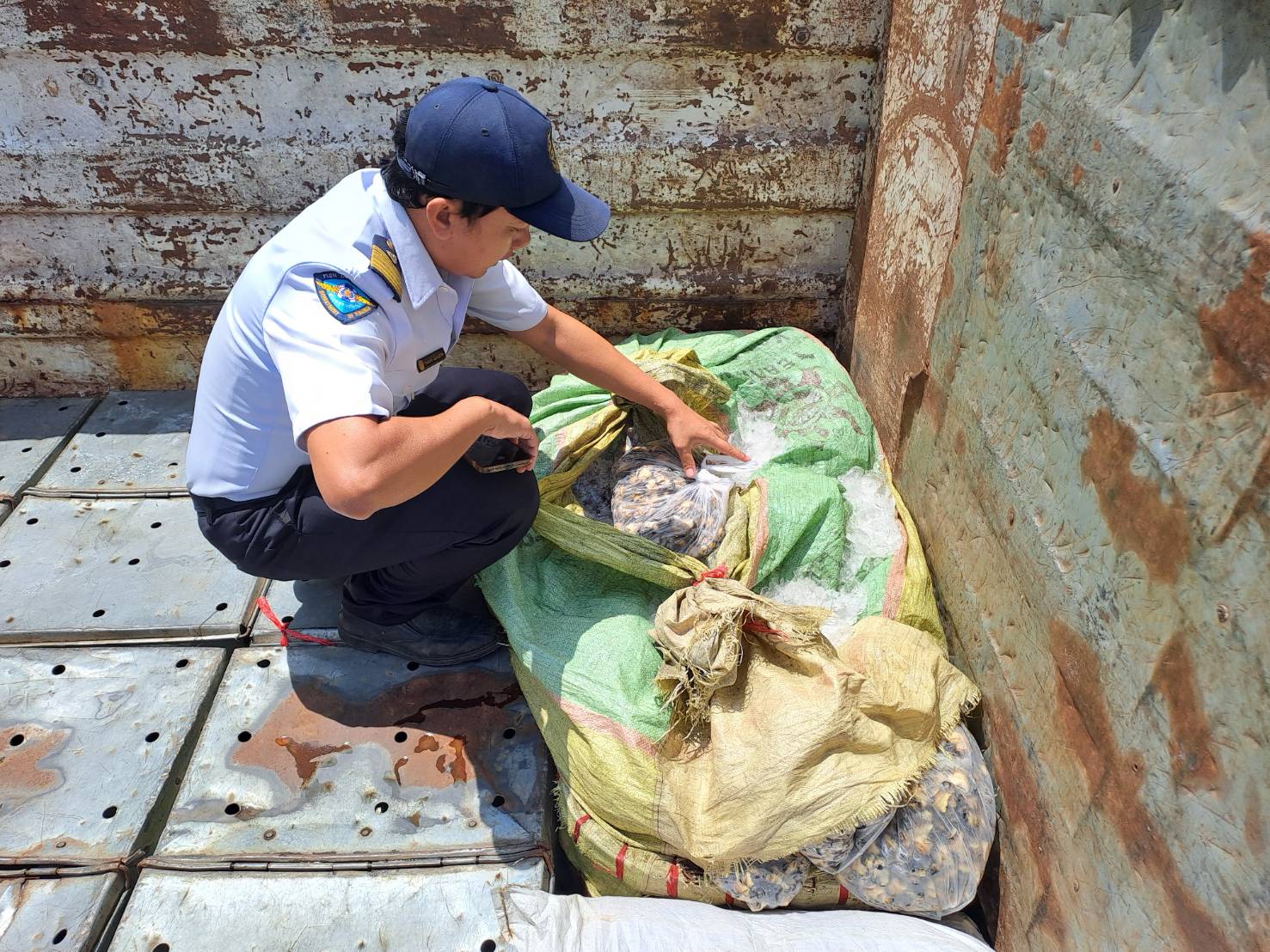 ตรวจสินค้าประมงที่นำเข้า ส่งออก ทางจุดผ่านแดนถาวรบ้านคลองลึก..คลิก