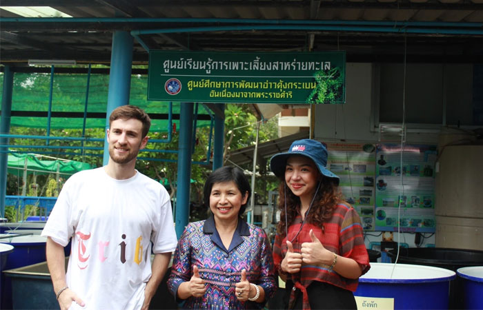 คณะถ่ายทำจาก มูลนิธิ เวิลด์วิว ไคลเมท ในการเยี่ยมชมนวัตกรรมการเลี้ยงสาหร่ายผักกาดทะเลและการแปรรูปสาหร่ายผักกาดทะเลเป็นเมนูอาหาร และผลิตภัณฑ์ต่างๆ ของศูนย์ศึกษาการพัฒนาอ่าวคุ้งกระเบนฯ..คลิก