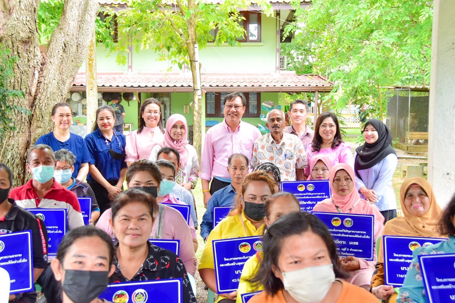 วิทยากรบรรยายให้ความรู้เรื่องการเลี้ยงปลาในบ่อพลาสติกหรือกระชังบก..คลิก