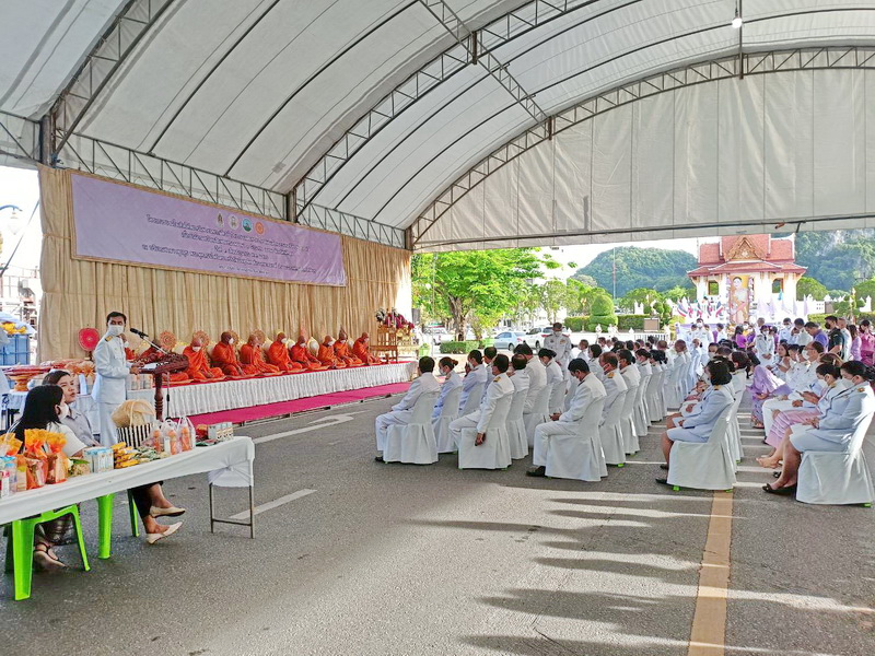 ร่วมพิธีทำบุญตักบาตร เพื่อเฉลิมพระเกียรติสมเด็จพระนางเจ้า ฯ..คลิก