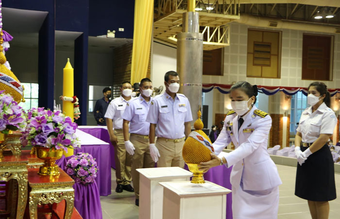 พิธีถวายเครื่องราชสักการะ วางพานพุ่มทอง – พุ่มเงิน และ ถวายราชสดุดีเฉลิมพระเกียรติ จุดเทียนถวายพระพรชัยมงคล เนื่องในโอกาสวันเฉลิม พระชนมพรรษา สมเด็จพระนางเจ้าสุทิดา พัชรสุธาพิมลลักษณ พระบรมราชินี..คลิก