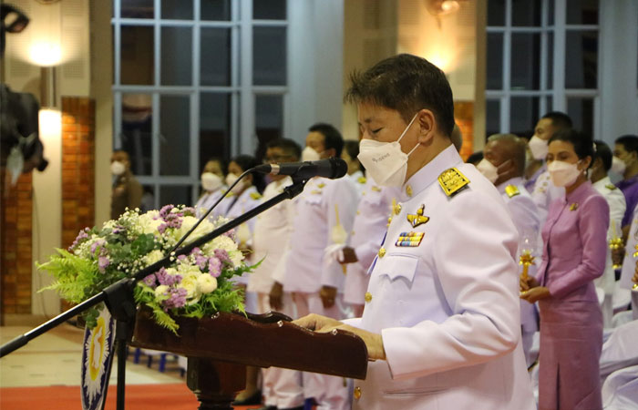 พิธีถวายเครื่องราชสักการะ วางพานพุ่มทอง – พุ่มเงิน และ ถวายราชสดุดีเฉลิมพระเกียรติ จุดเทียนถวายพระพรชัยมงคล เนื่องในโอกาสวันเฉลิม พระชนมพรรษา สมเด็จพระนางเจ้าสุทิดา พัชรสุธาพิมลลักษณ พระบรมราชินี
