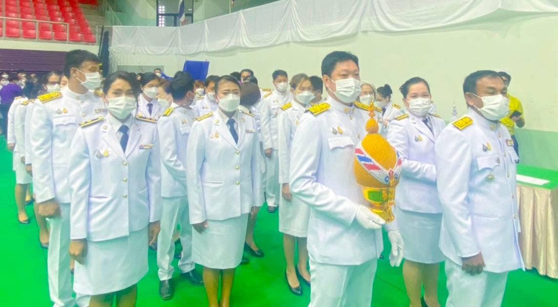 ร่วมพิธีถวายเครื่องราชสักการะ วางพานพุ่ม และพิธีจุดเทียนถวายพระพรชัยมงคล..คลิก