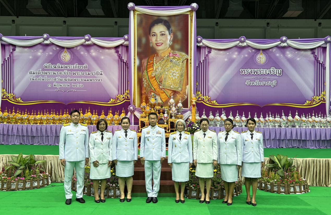ร่วมพิธีถวายเครื่องราชสักการะ วางพานพุ่ม และพิธีจุดเทียนถวายพระพรชัยมงคล