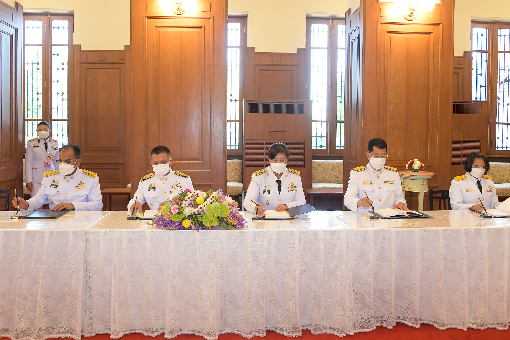 นายประยูร อินสกุล ปลัดกระทรวงเกษตรและสหกรณ์ พร้อมด้วย นายมานพ หนูสอน รองอธิบดีกรมประมง และคณะผู้บริหารระดับสูงกระทรวงเกษตรและสหกรณ์ ร่วมลงนามถวายพระพร พร้อมถวายแจกันดอกไม้ เบื้องหน้าพระบรมฉายาลักษณ์สมเด็จพระนางเจ้าสุทิดา พัชรสุธาพิมลลักษณ พระบรมราชินี..คลิก