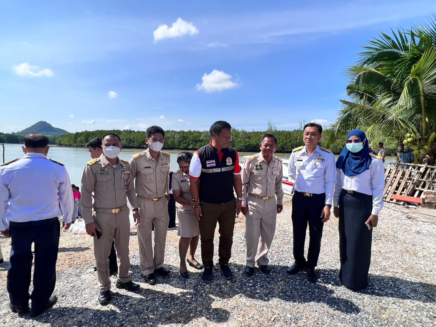 วันที่ 8 มิถุนายน 2566 : นายซุลกีฟลี ลติฟีปุตรา ผู้อำนวยการศูนย์บริหารจัดการด่านตรวจประมงเขต 9 (สตูล) พร้อมข้าราชการในสังกัด ร่วมพิธีปล่อยพันธุ์สัตว์น้ำเฉลิมพระชนมพรรษา สมเด็จพระนางเจ้าสุทิดา พัชรสุธาพิมลลักษณ พระบรมราชินี เนื่องในวันเฉลิมพระชนมพรรษา 45 พรรษา ณ บริเวณท่าเรือโต๊ะรีด บ้านปิใหญ่ หมู่ที่ 5 ตำบลกำแพง อำเภอละงู จังหวัดสตูล