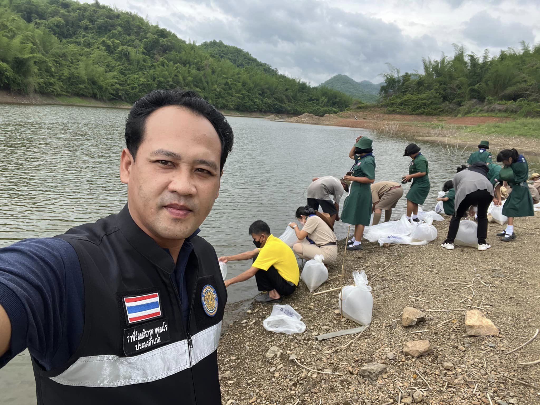 ร่วมปล่อยพันธุ์สัตว์น้ำตามโครงการฟื้นฟูทรัพยากรสัตว์น้ำในแหล่งน้ำโครงการอันเนื่องมาจากพระราชดำริสมเด็จพระเจ้าอยู่หัว มหาวชิราลงกรณ บดินทรเทพวรางกูร รัชกาลที่ 10..คลิก