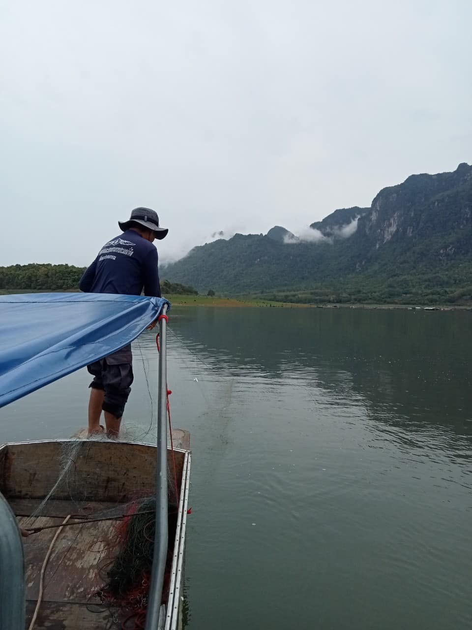 ควบคุมการทำการประมงในช่วงฤดูสัตว์น้ำจืดมีไข่ หรือวางไข่ เลี้ยงตัวอ่อน ร่วมกับเจ้าหน้าที่หน่วยพิทักษ์อุทยานเขาแหลม (วังปะโท่)..คลิก