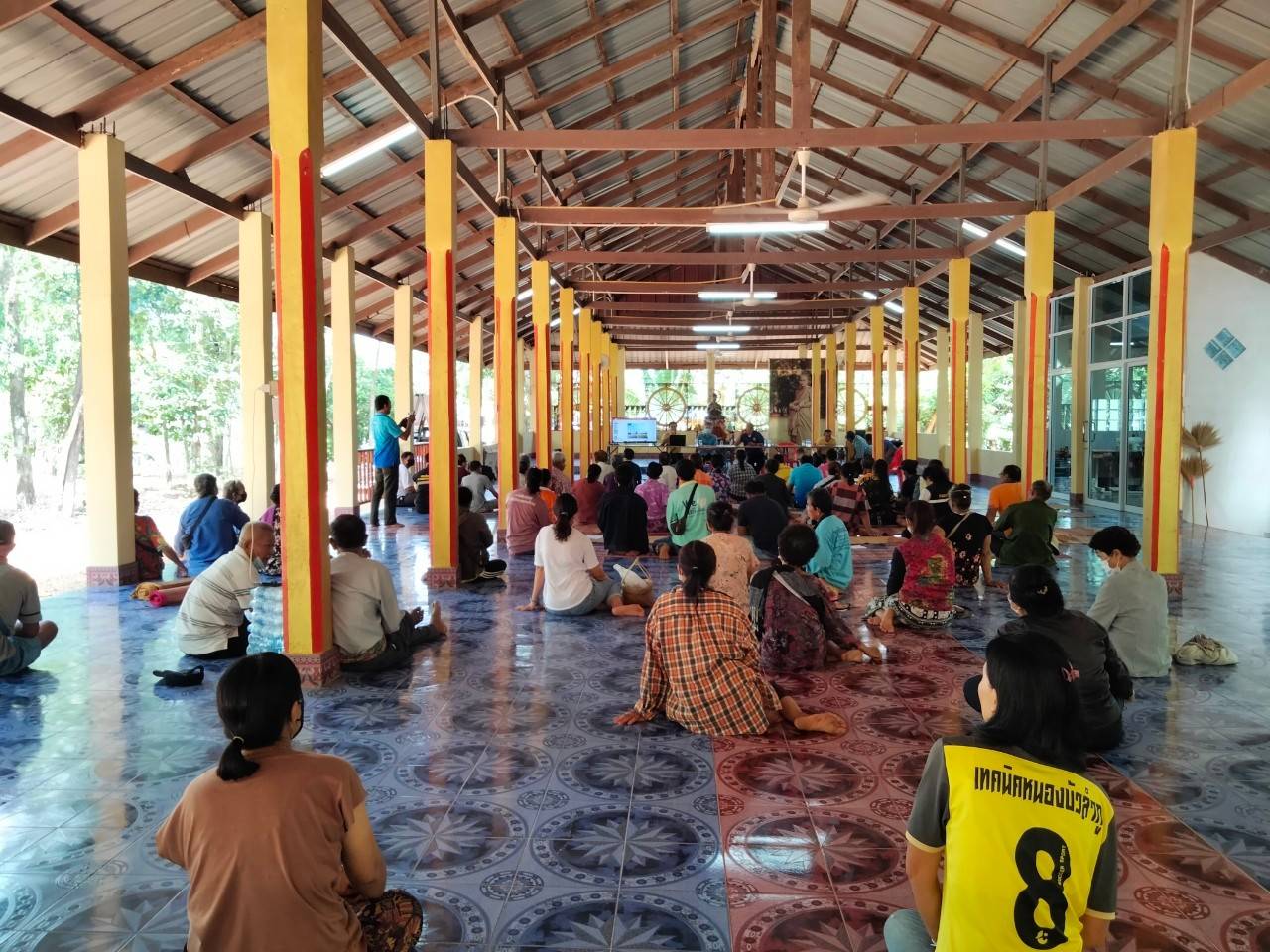 วันที่ 15 มิถุนายน 2566  นายบุญหลาย กุลนารัตน์ ประมงจังหวัดหนองบัวลำภู มอบหมายให้นายสมจิตร พงษ์ภุมมา หัวหน้ากลุ่มบริหารจัดการด้านการประมง พร้อมด้วยนายสมภาร วังคีรี ประมงอำเภอเมืองหนองบัวลำภู และนางสาวดาพร หนันทะ จพง.ประมงชำนาญงาน จัดประชาคมรับฟังความคิดเห็นผู้มีส่วนได้ส่วนเสีย เพื่อกำหนดเขตพื้นที่รักษาพันธุ์สัตว์น้ำหนองปลาขาว วัดสระพังทอง