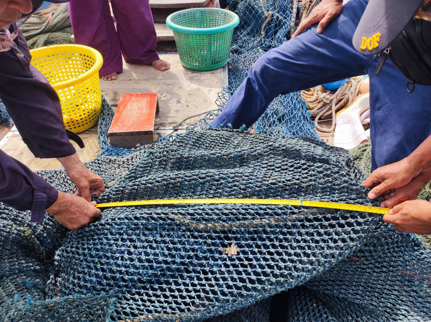 ออกปฏิบัติงานควบคุมเฝ้าระวังการทำการประมงฤดูสัตว์น้ำมีไข่ วางไข่ เลี้ยงตัวอ่อน ในพื้นที่ทะเลอ่าวไทยตอนใน อ่าวรูปตัว ก..คลิก