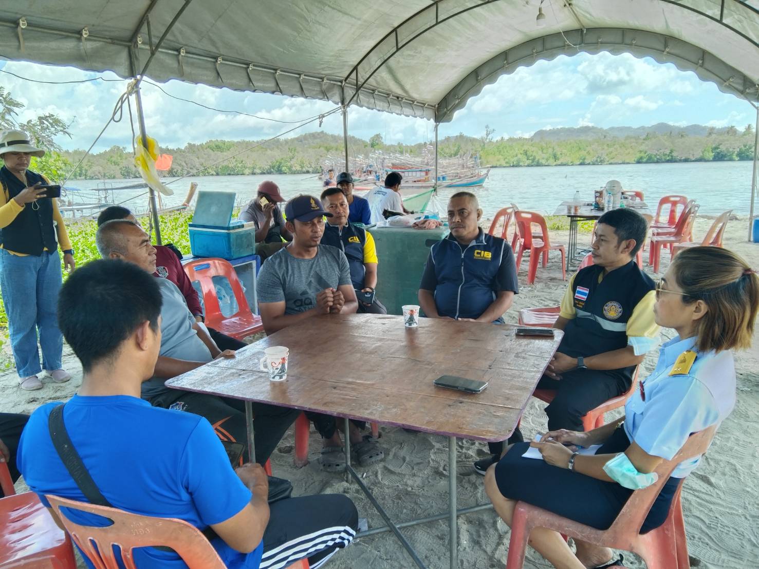 สำนักงานประมงจังหวัดสตูลลงพื้นที่บริเวณคลองปากปาราที่กลุ่มเรือประมงพื้นบ้านประท้วงปิดปากแม่น้ำเพื่อทำการประมงเรือปลากะตักที่ใช้ประกอบเครื่องกำเนิดไฟฟ้า (เครื่องปั่นไฟ) เพื่อหาทางออกร่วมกันในการแก้ปัญหา