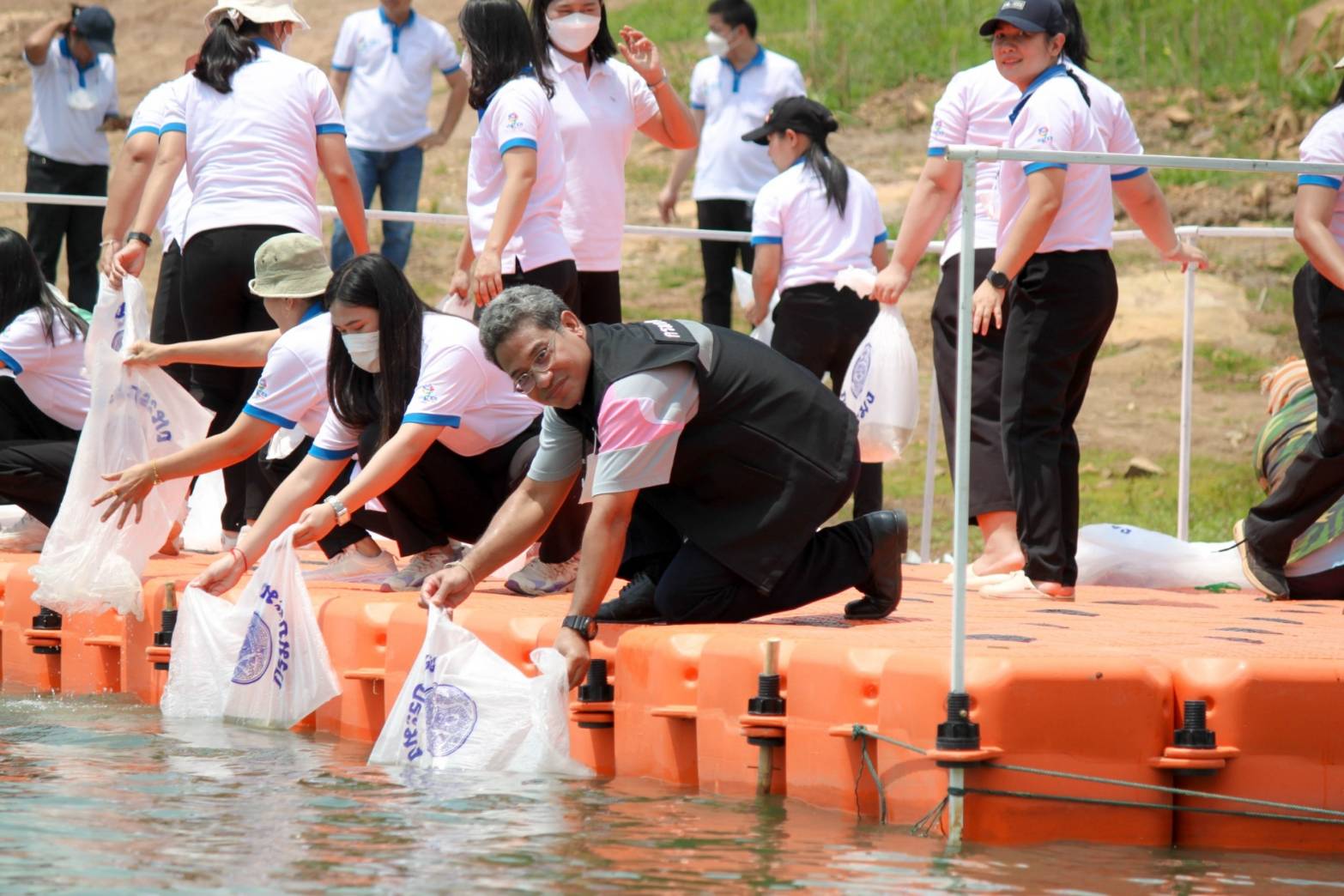 ปล่อยพันธุ์ปลาเพื่อรักษาระบบนิเวศในอ่างเก็บน้ำกรมชลประทาน(เขื่อนแควน้อยบำรุงแดน)..คลิก