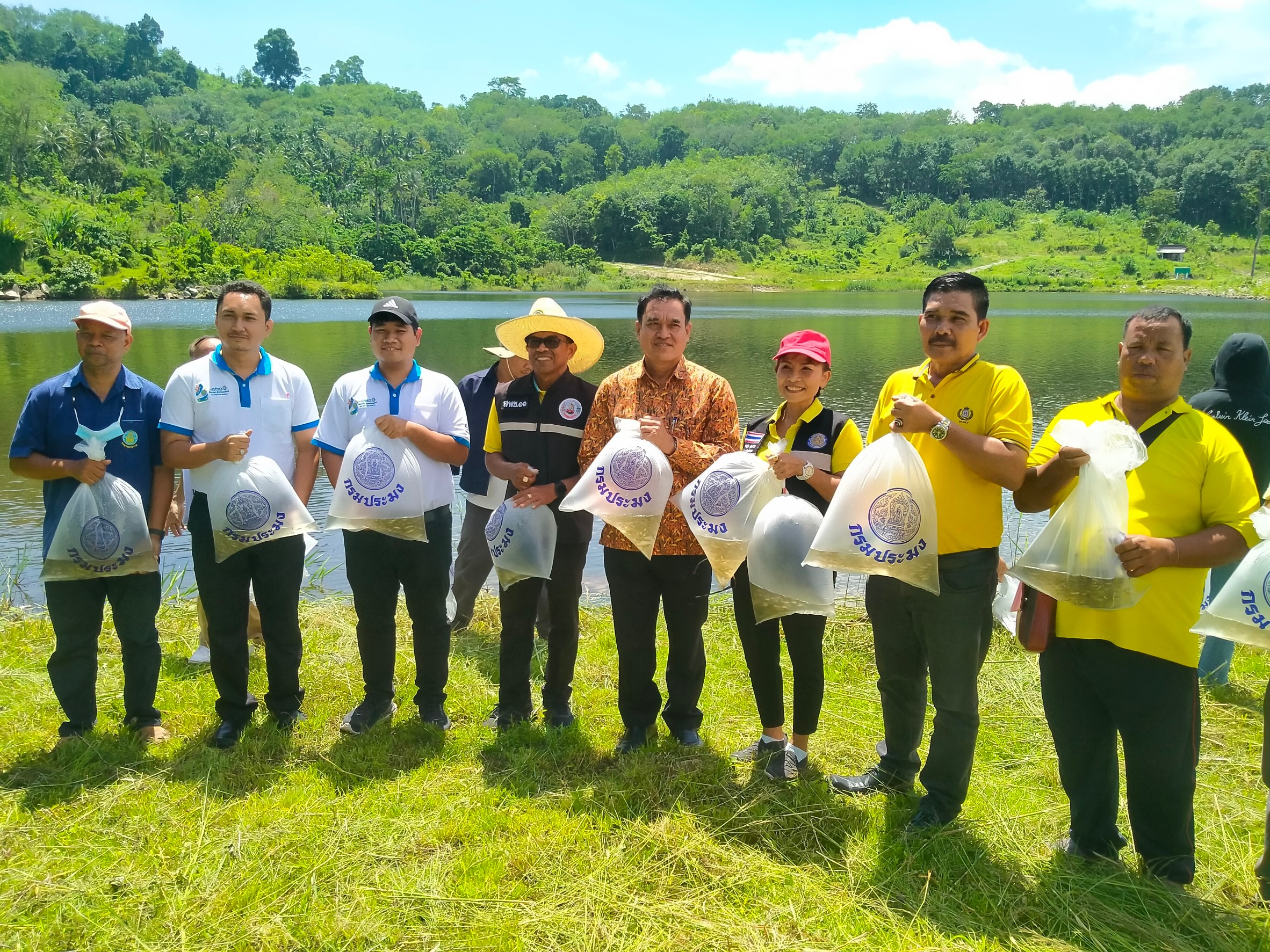 ร่วมกิจกรรมปล่อยพันธุ์สัตว์น้ำ ณ โครงการอ่างเก็บน้ำทำนบ 1 อันเนื่องมาจากพระราชดำริ ตำบลร่อนพิบูลย์ อำเภอร่อนพิบูลย์ จังหวัดนครศรีธรรมราช เพื่อเป็นแหล่งเพาะขยายพันธุ์สัตว์น้ำในแหล่งน้ำสาธารณะ ประชาชนในพื้นที่ใช้ประโยชน์ร่วมกัน..คลิก