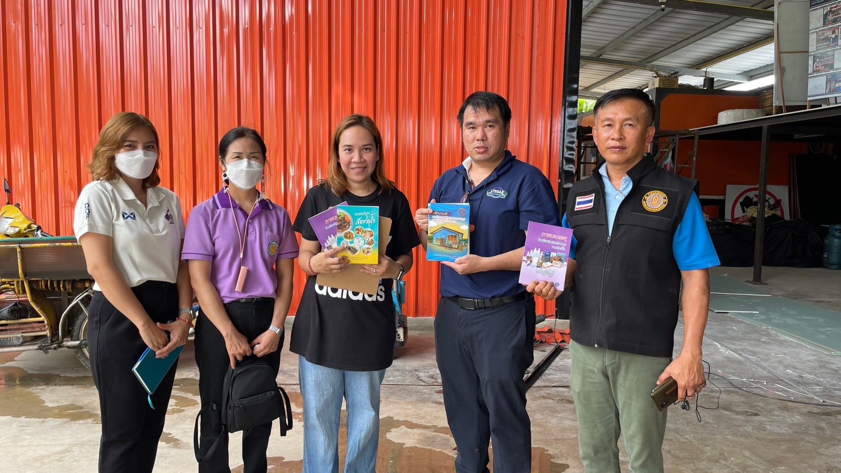 ลงพื้นที่แนะนำให้ความรู้ด้านการปรับปรุงโรงเรือนการผลิตและเทคนิคการบรรจุภัณฑ์ให้กับองค์กรชุมชนประมงท้องถิ่นวิสาหกิจชุมชนประมงและการท่องเที่ยวบางสะพาน