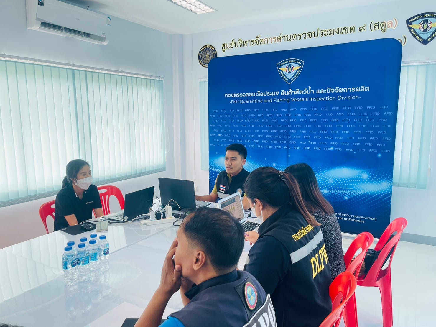 วันที่ 16 มิถุนายน 2566 เวลา 15.00 น. : สำนักงานศูนย์ควบคุมการแจ้งเรือเข้าออกปากบารา จัดประชุมเจ้าหน้าที่ชุดสหวิชาชีพศูนย์ควบคุมการแจ้งเรือเข้าออกปากบาราประจำเดือนมิถุนายน ณ ห้องประชุมศูนย์บริหารจัดการด่านตรวจประมงเขต 9 (สตูล)..คลิก