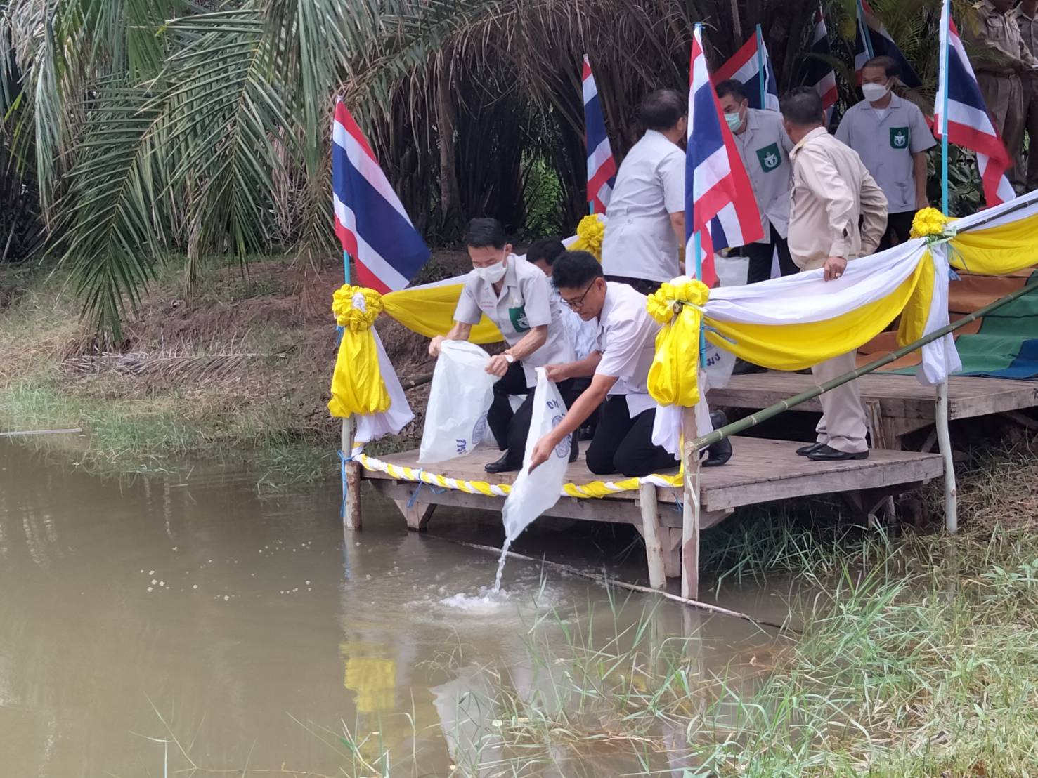 วันที่ 22 มิถุนายน พ.ศ. 2566  นายบุญหลาย กุลนารัตน์ ประมงจังหวัดหนองบัวลำภู พร้อมด้วยนายสมจิตร์ พงษ์ภุมมา หัวหน้ากลุ่มบริหารจัดการด้านประมง นายสมมิตร ธรรมมิยะ ประมงอำเภอสุวรรณคูหา และเจ้าหน้าที่สำนักงานประมงจังหวัดหนองบัวลำภู ออกหน่วยบริการร่วมกับหน่วยแพทย์เคลื่อนที่ พอ.สว. ตามโครงการ “หน่วยบำบัดทุกข์ บำรุงสุข สร้างรอยยิ้มให้แก่ประชาชน