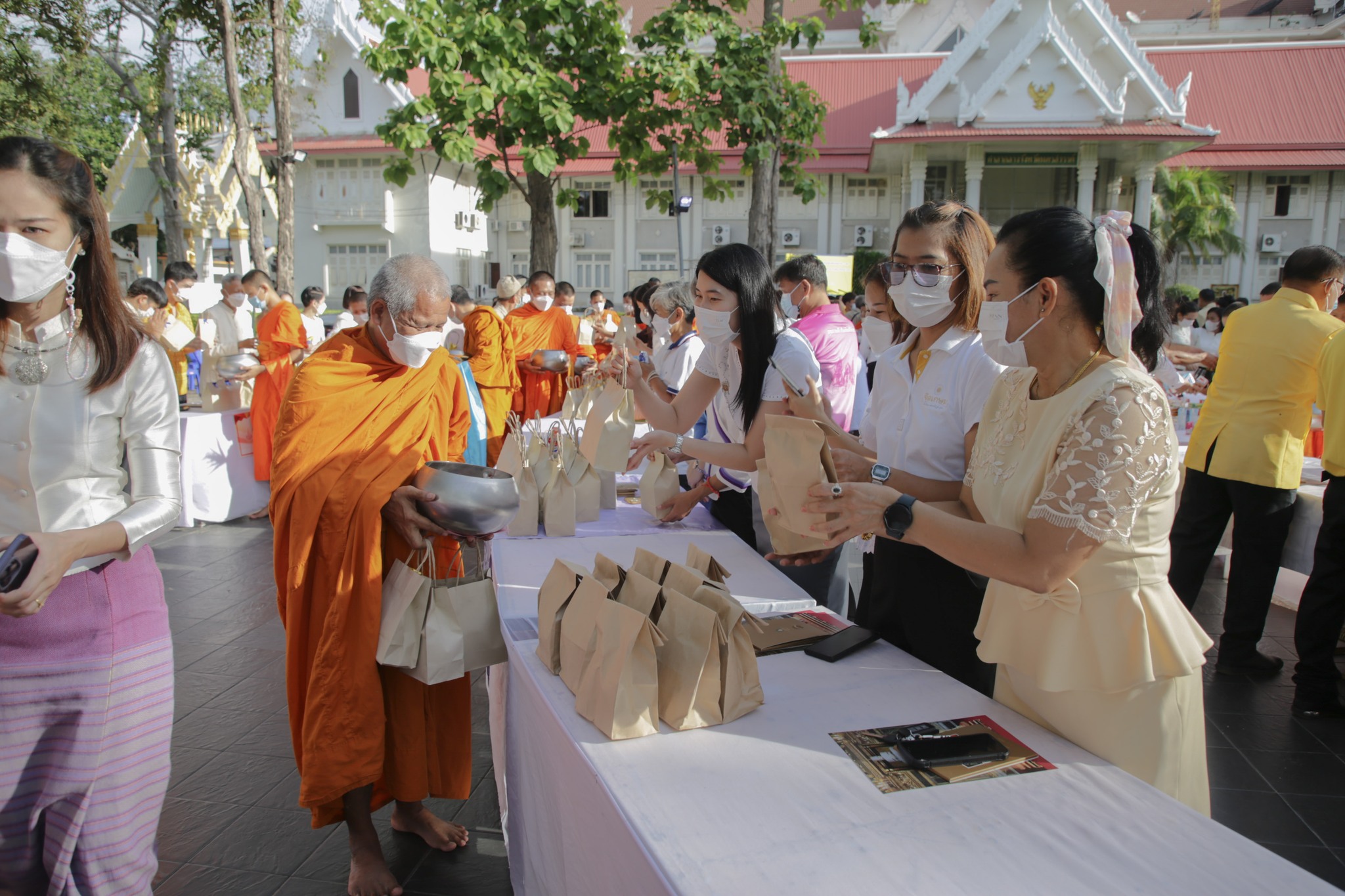 เข้าร่วมกิจกรรมทำบุญตักบาตร ถวายภัตตาหารแก่พระสงฆ์ เพื่อเป็นการร่วมเฉลิมพระเกียรติเนื่องในโอกาสฉลองพระชนมายุ 8 รอบ..คลิก