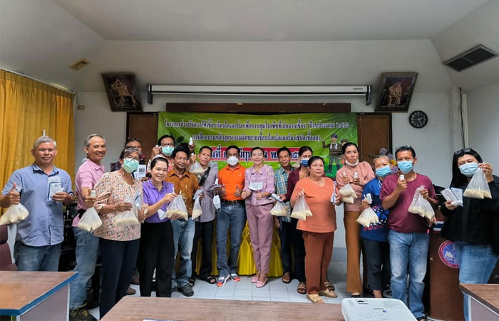 อบรมเกษตรกรโครงการส่งเสริมการใช้เชื้อราไตรโคเดอร์มาในการควบคุมโรคพืชที่เกิดจากเชื้อรา ณ ศูนย์ศึกษาการพัฒนาอ่าวคุ้งกระเบนฯ