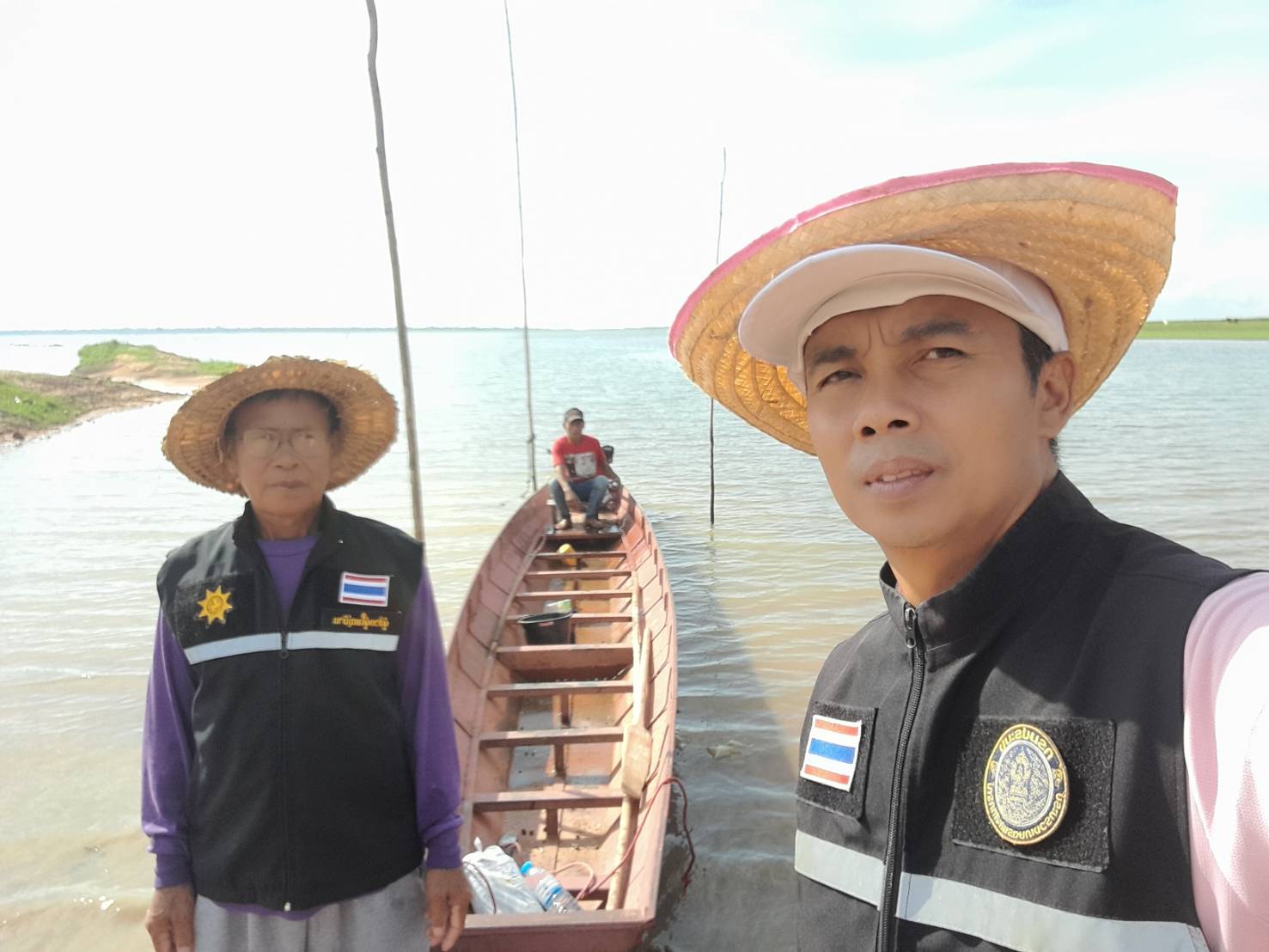 วันที่ 27 มิถุนายน 2566  นายวิทยา ประสริฐสังข์ ประมงอำเภอโนนสังร่วมกับนายอุดม ดวงตาไท้ ผช.ผญบ.บ้านท่าศิลา และอาสาอนุรักษ์สัตว์น้ำบ้านท่าศิลา ต.บ้านค้อ ร่วมกันตรวจปราบปรามคุ้มครองสัตว์น้ำจืดมีไข่ วางไข่ เลี้ยงตัวอ่อน(ฤดูน้ำแดง)ปี 2566 พบการกระทำผิดโดยใช้เครื่องมือประมงประเภทแหแบบล้อมจับ(แหขยุ้ม) ซึ่งมีความยาวเกิน 3 เมตร(6ศอก) บริเวณเขื่อนอุบลรัตน์