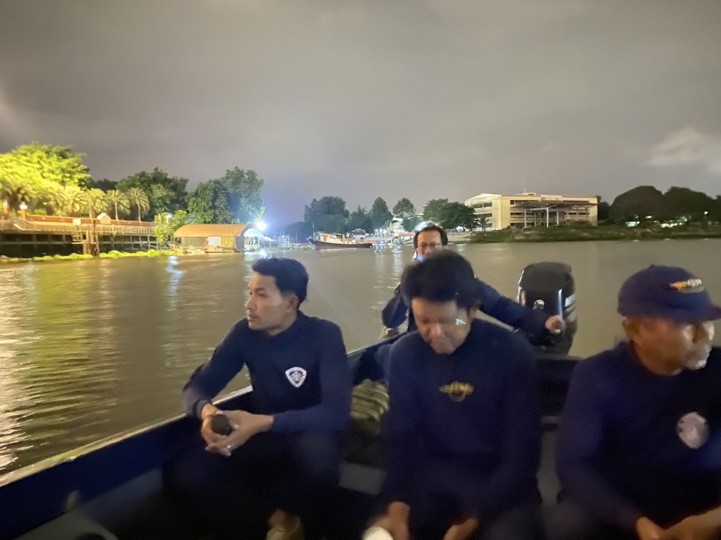 กิจกรรมควบคุม :  ศูนย์ป้องกันและปราบปรามประมงน้ำจืดพระนครศรีอยุธยา โดยนายรวีร์ ฤทธิชัย ผู้อำนวยการศูนย์  มอบหมายให้นางภคพร อัยรัตน์ ตำแหน่ง เจ้าพนักงานประมงปฏิบัติงาน พร้อมเจ้าหน้าที่รวม 6 นาย ออกปฏิบัติงานควบคุมเฝ้าระวังการทำการประมงฤดูสัตว์น้ำจืดมีไข่ วางไข่ เลี้ยงตัวอ่อนฯในแม่น้ำเจ้าพระยา..คลิก