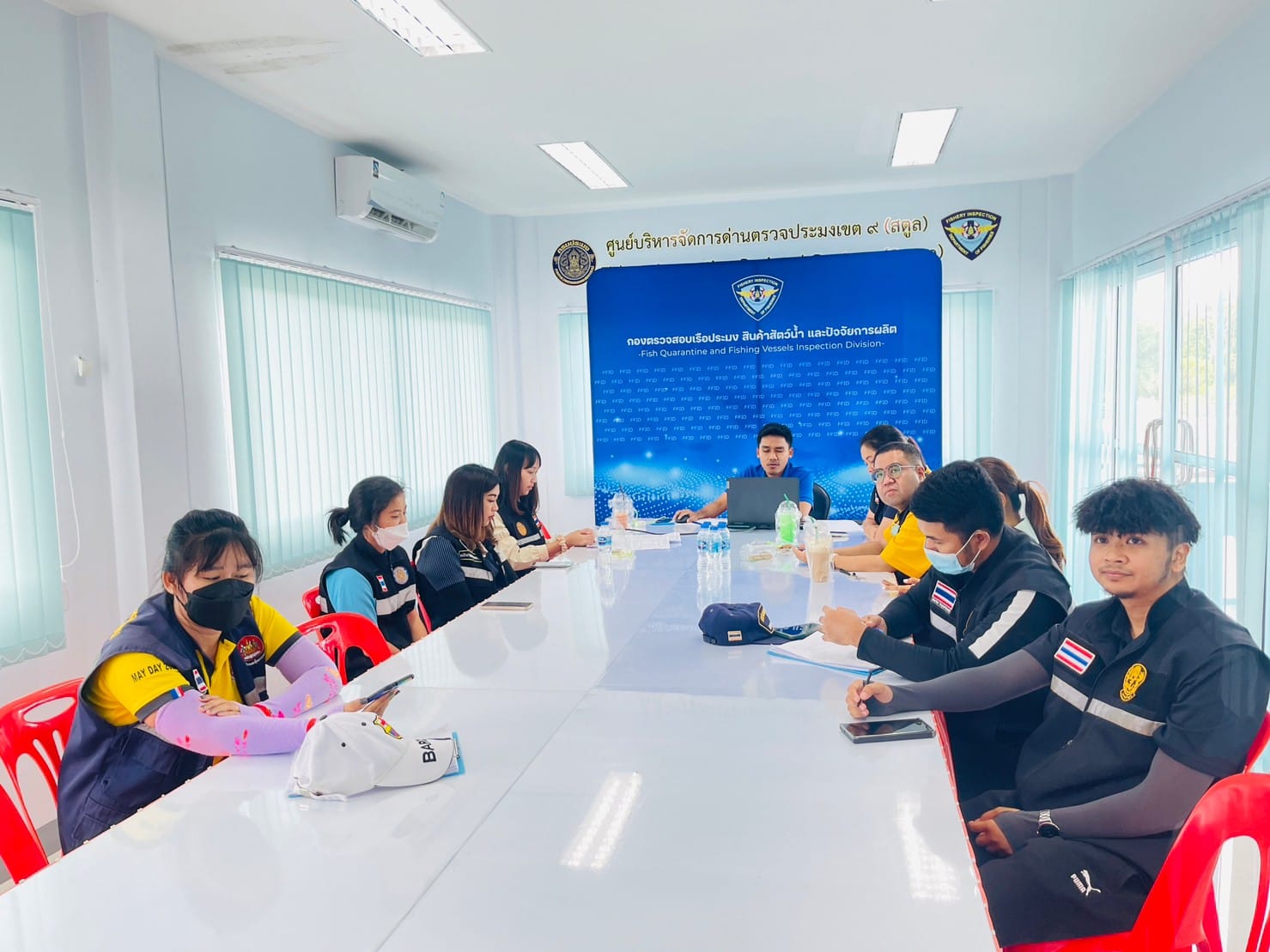 วันที่ 26 มิถุนายน 2566 เวลา 15.00 น. : สำนักงานศูนย์ควบคุมการแจ้งเรือเข้าออกปากบารา จัดประชุมเจ้าหน้าที่ชุดสหวิชาชีพศูนย์ควบคุมการแจ้งเรือเข้าออกปากบารา ประจำเดือนมิถุนายน ณ ห้องประชุมศูนย์บริหารจัดการด่านตรวจประมงเขต 9 (สตูล)