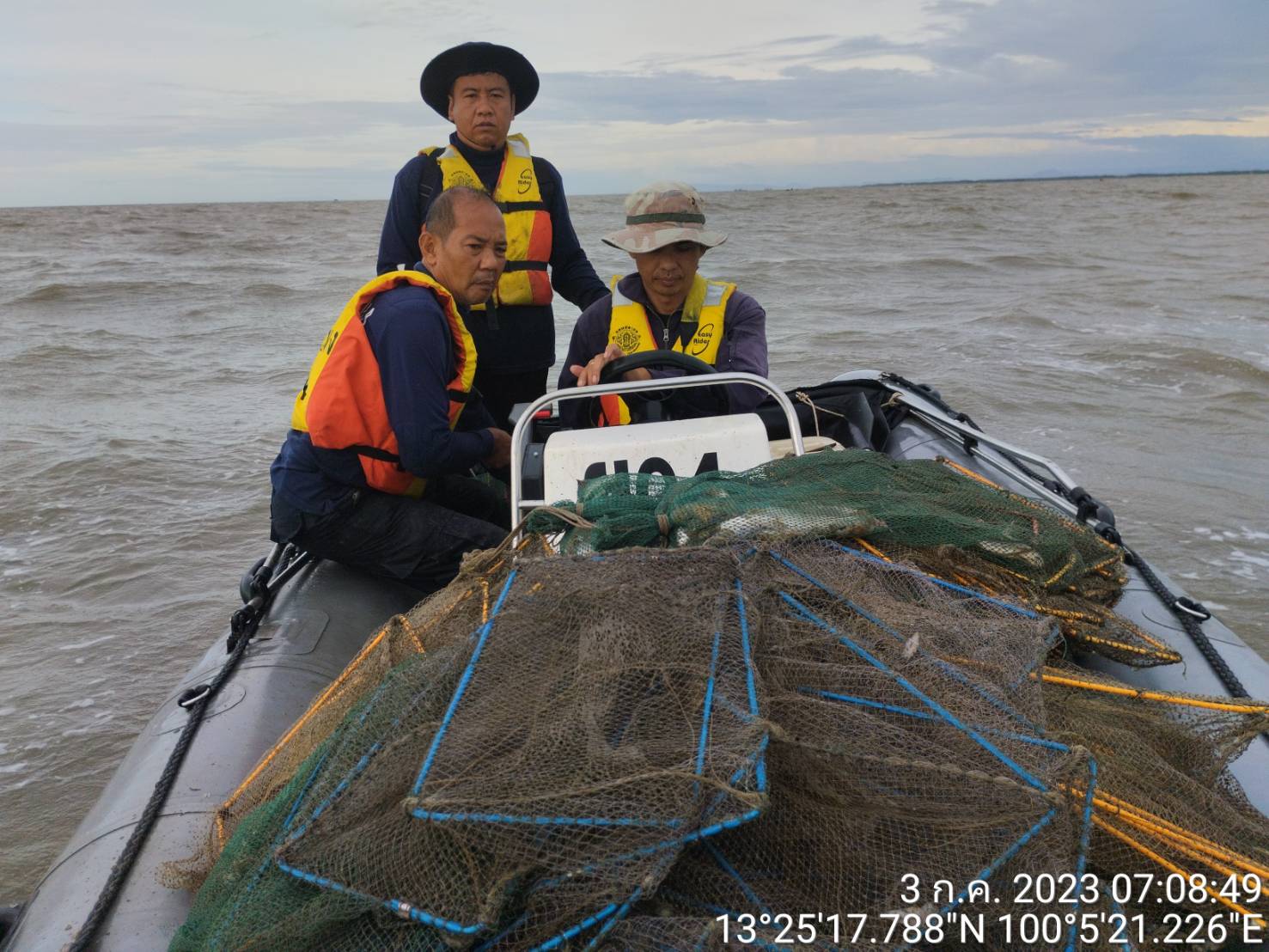 ออกปฏิบัติงานควบคุมเฝ้าระวังการทำการประมงฤดูสัตว์น้ำมีไข่ วางไข่ เลี้ยงตัวอ่อน ในพื้นที่ทะเลอ่าวไทยตอนใน อ่าวรูปตัว ก  ทำการตรวจยึดเครื่องมือลอบพับได้ (ไอ้โง่) จำนวน 22 ลูก..คลิก