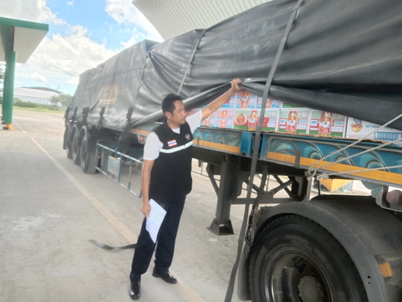 ตรวจสินค้าประมงที่นำเข้า ส่งออก ทางจุดผ่านแดนถาวรบ้านคลองลึก..คลิก