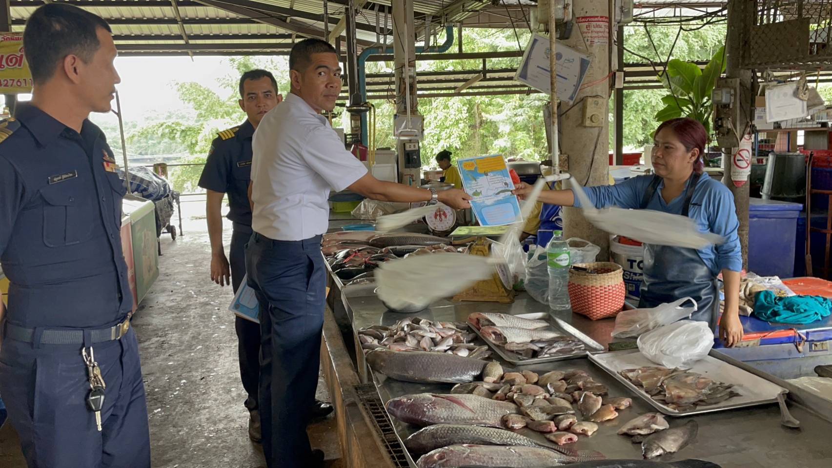 สำนักงานประมงอำเภอทองผาภูมิ ลงพื้นที่ตรวจสอบร้านค้าจำหน่ายสัตว์น้ำ