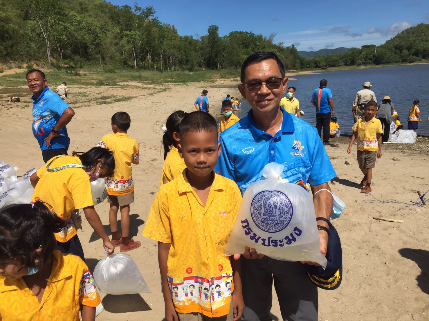 สำนักงานประมงจังหวัดกาญจนบุรี ร่วมปล่อยพันธุ์สัตว์น้ำ เนื่องในวันคล้ายวันประสูติ สมเด็จพระเจ้าน้องนางเธอ เจ้าฟ้าจุฬาภรณวลัยลักษณ์ อัครราชกุมารี กรมพระศรีสวางควัฒน วรขัตติยราชนารี?..คลิก