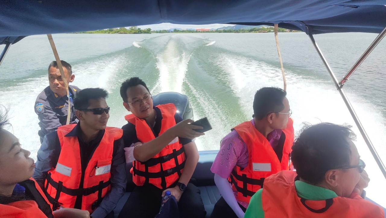 สำนักงานประมงจังหวัดกาญจนบุรี ลงพื้นที่ปฏิบัติงานออกตรวจการเพาะเลี้ยงสัตว์น้ำในกระชัง