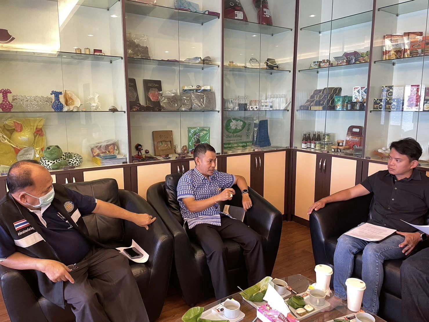 สำนักงานประมงจังหวัดสตูลเข้าร่วมพูดคุย เรื่อง โครงการช่วยเหลือเกษตรกรผู้เลี้ยงกุ้ง ปี 2566  ณ สำนักงานพาณิชย์จังหวัดสตูล..คลิก