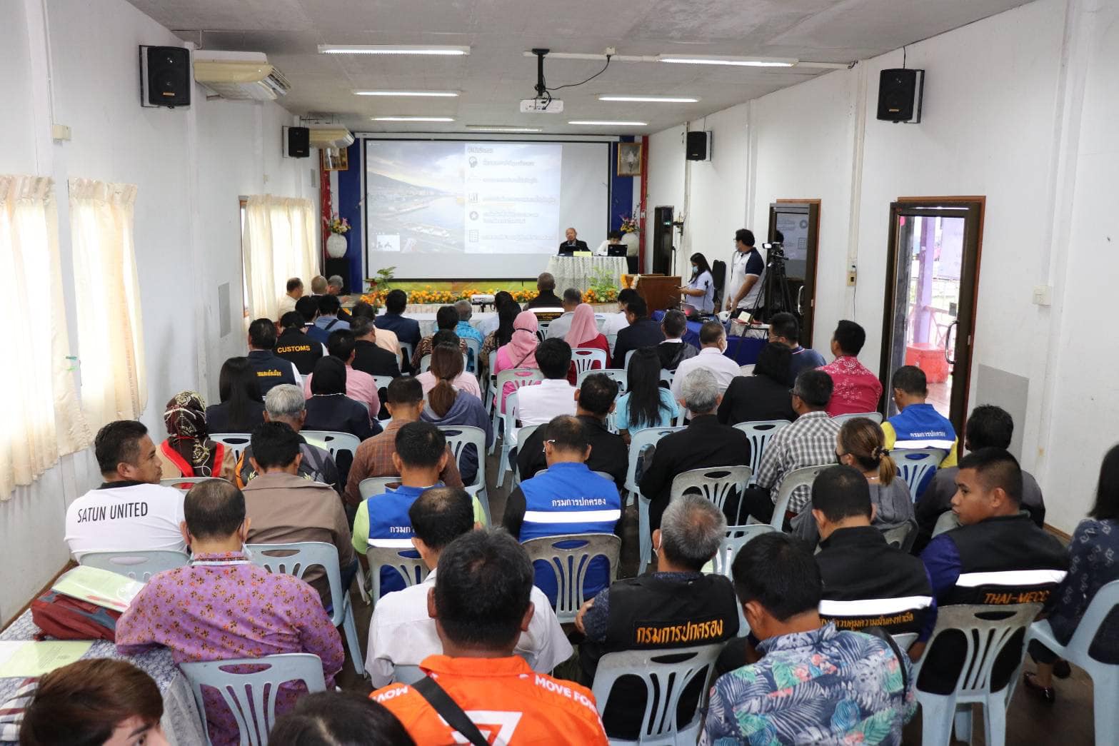 สำนักงานประมงจังหวัดสตูลเข้าร่วมการสัมมนารับฟังความคิดเห็นโครงการศึกษาเพื่อกำหนดพื้นที่มีศักยภาพเหมาะสมในการพัฒนาโครงสร้างพื้นฐานเพื่อการขนส่งทางน้ำ บริเวณแม่น้ำ ชายฝั่งอ่าวไทยและอันดามัน