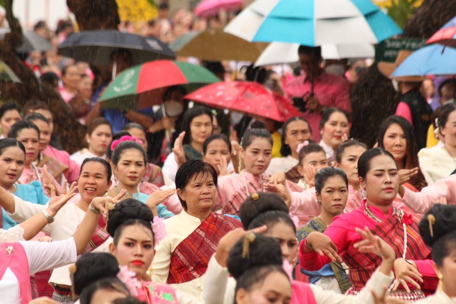 สำนักงานประมงจังหวัดอุบลราชธานี ร่วมกิจกรรมฟ้อนรำ 
