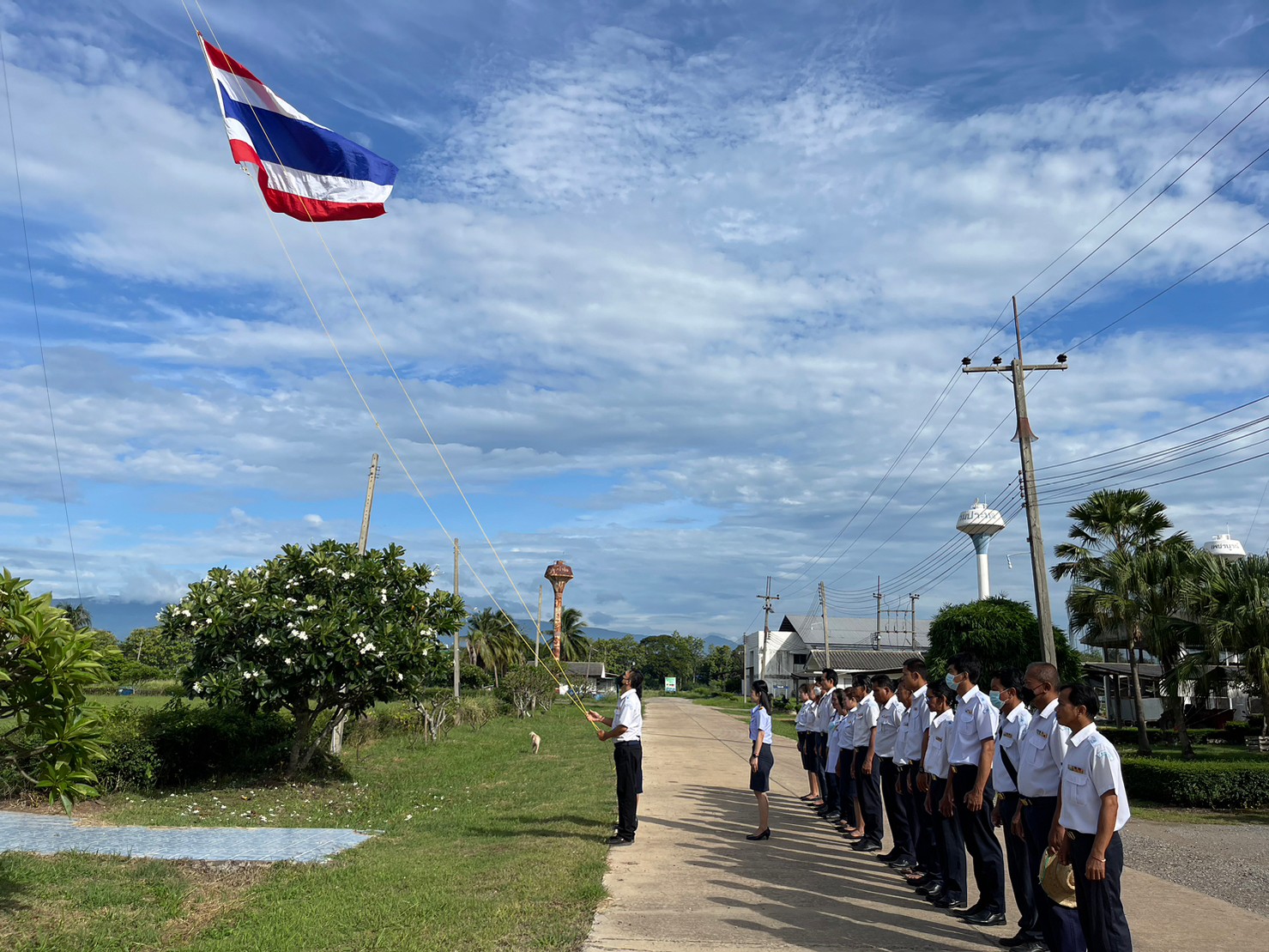 ร่วมเชิญธงชาติขึ้นสู่ยอดเสาและร้องเพลงชาติ เพื่อแสดงความจงรักภักดีต่อชาติ ศาสนา พระมหากษัตริย์..คลิก