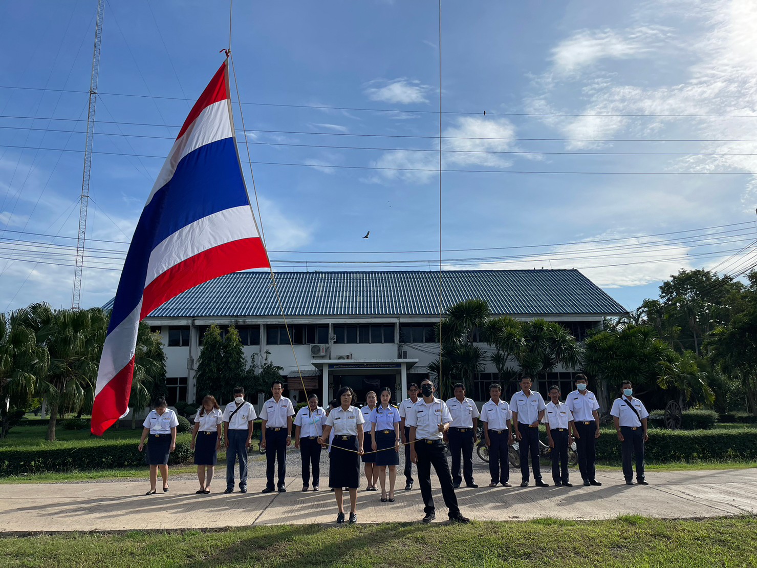ร่วมเชิญธงชาติขึ้นสู่ยอดเสาและร้องเพลงชาติ เพื่อแสดงความจงรักภักดีต่อชาติ ศาสนา พระมหากษัตริย์