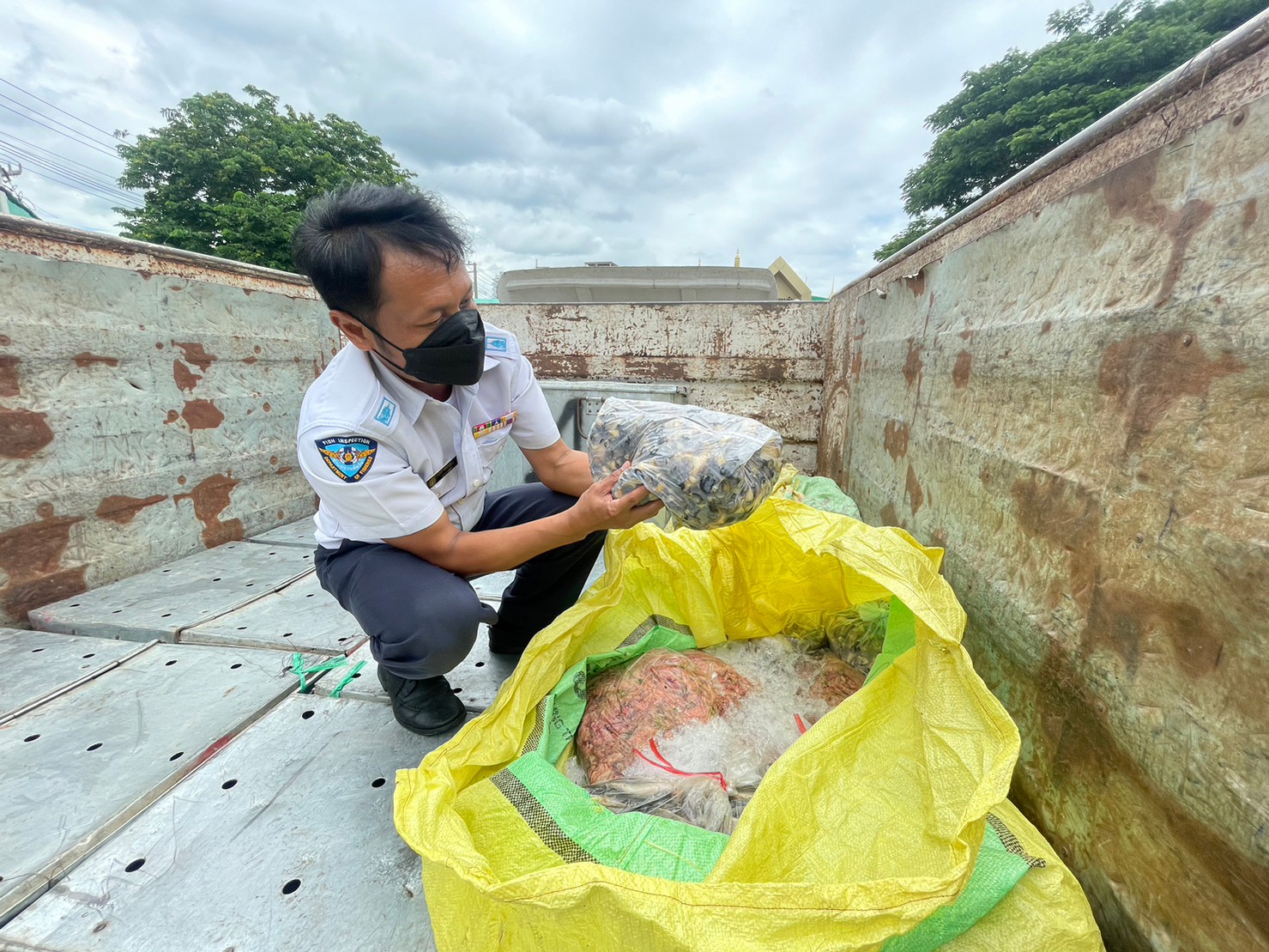 ตรวจสินค้าประมงที่นำเข้า ส่งออก ทางจุดผ่านแดนถาวรบ้านคลองลึก..คลิก