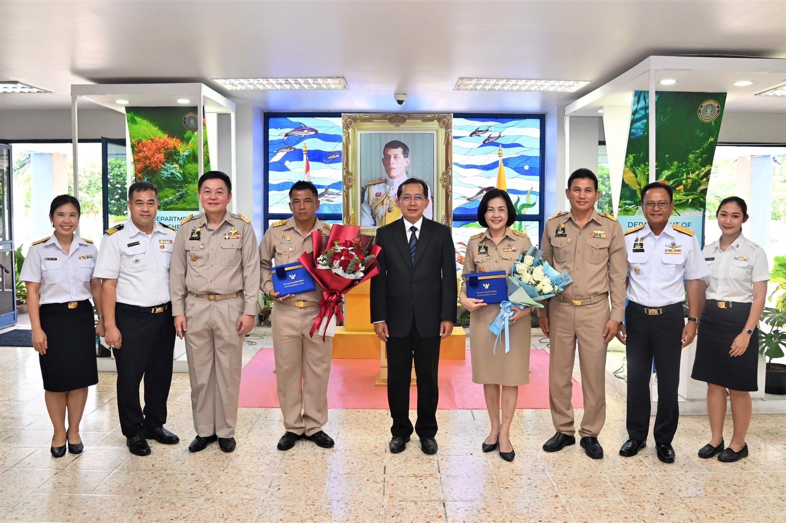 นายเฉลิมชัย สุวรรณรักษ์ อธิบดีกรมประมง มอบช่อดอกไม้เพื่อแสดงความยินดีแก่ข้าราชการพลเรือนดีเด่น ประจำปี พ.ศ. 2565..คลิก