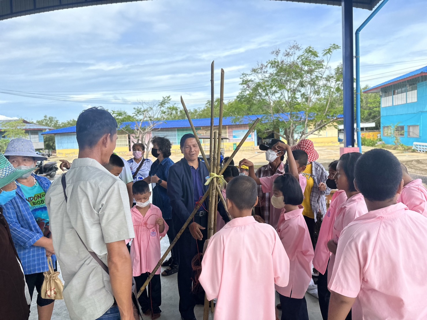 นายสมบุญ ธัญญาผล ประมงจังหวัดเพชรบุรี เป็นประธานเปิดโครงการสานสัมพันธ์ชุมชนจากรุ่นสู่รุ่น สู่การฟื้นฟูทรัพยากรธรรมชาติและลดความเสี่ยงจากภัยพิบัติ และรับมือโลกร้อน..คลิก
