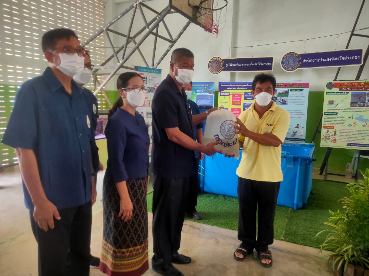 ศูนย์ฯ อ่างทอง ร่วมให้ความรู้ด้านการเพาะเลี้ยงสัตว์น้ำ และจัดนิทรรศการการเลี้ยงปลาชะโอน ในโครงการคลินิกเกษตรเคลื่อนที่ในพระราชานุเคราะห์ สมเด็จพระบรมโอรสาธิราชฯ สยามมกุฎราชกุมาร..คลิก