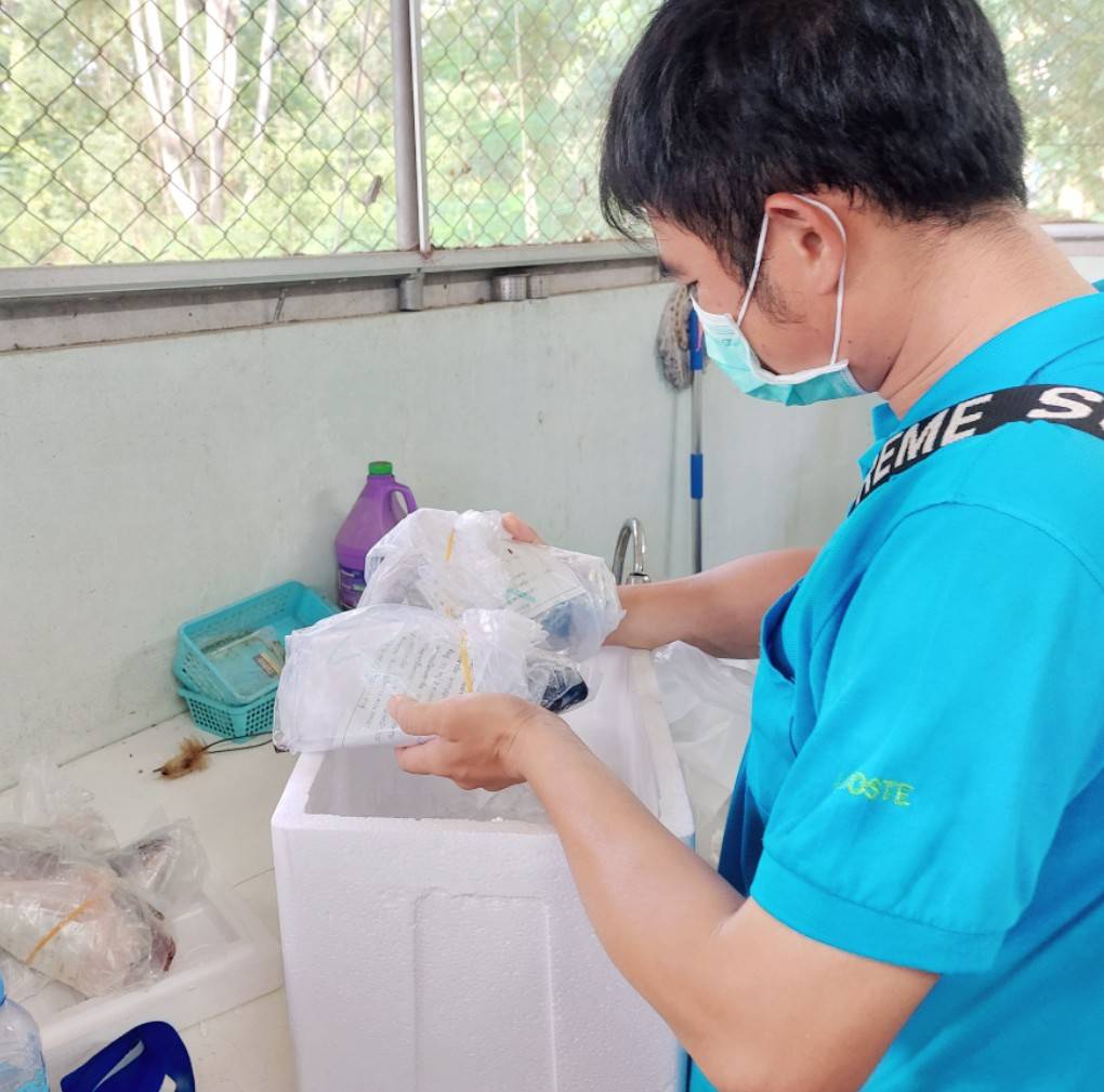 ปฏิบัติงานวิเคราะห์ทดสอบสารตกค้างในวัตถุดิบสัตว์น้ำ