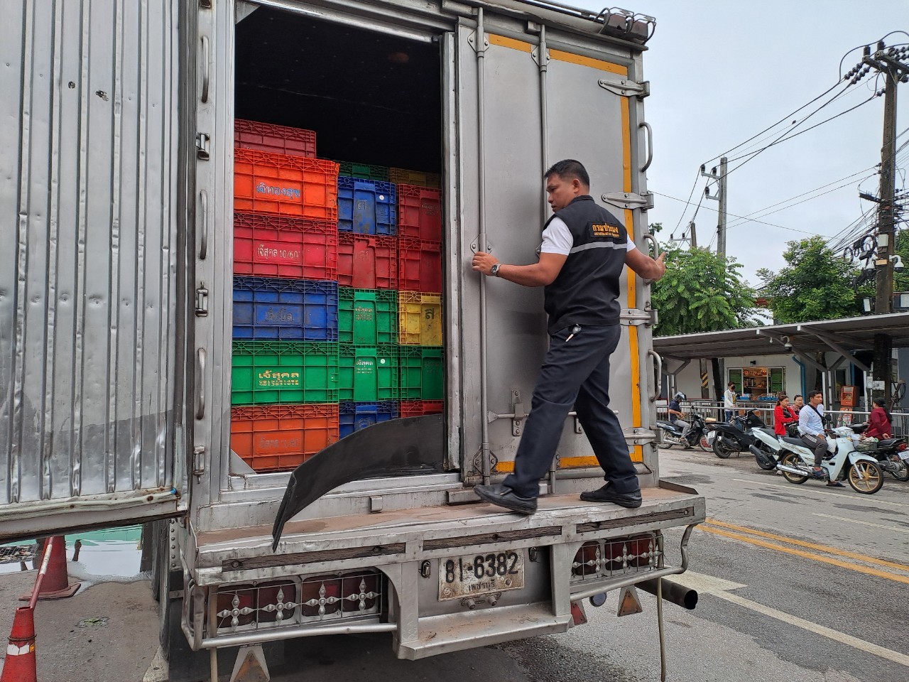 ตรวจสินค้าประมงที่นำเข้า ส่งออก ทางจุดผ่านแดนถาวรบ้านคลองลึก..คลิก