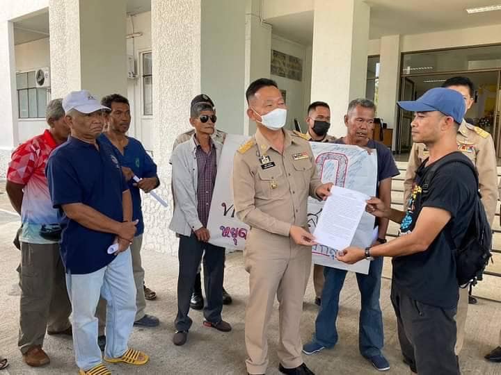 สำนักงานประมงจังหวัดสตูลเข้าพบกลุ่มเครือข่ายประมงพื้นบ้านหน้าศาลากลางจังหวัดสตูล