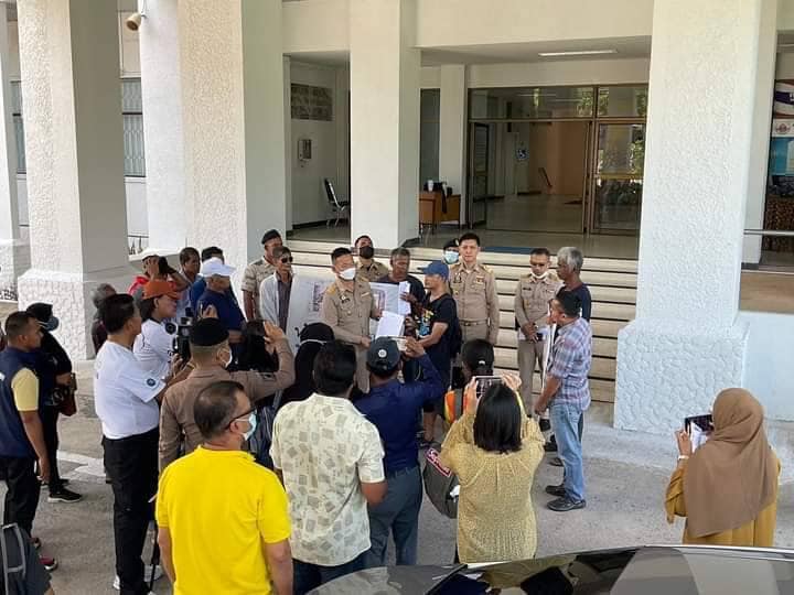 สำนักงานประมงจังหวัดสตูลเข้าพบกลุ่มเครือข่ายประมงพื้นบ้านหน้าศาลากลางจังหวัดสตูล..คลิก