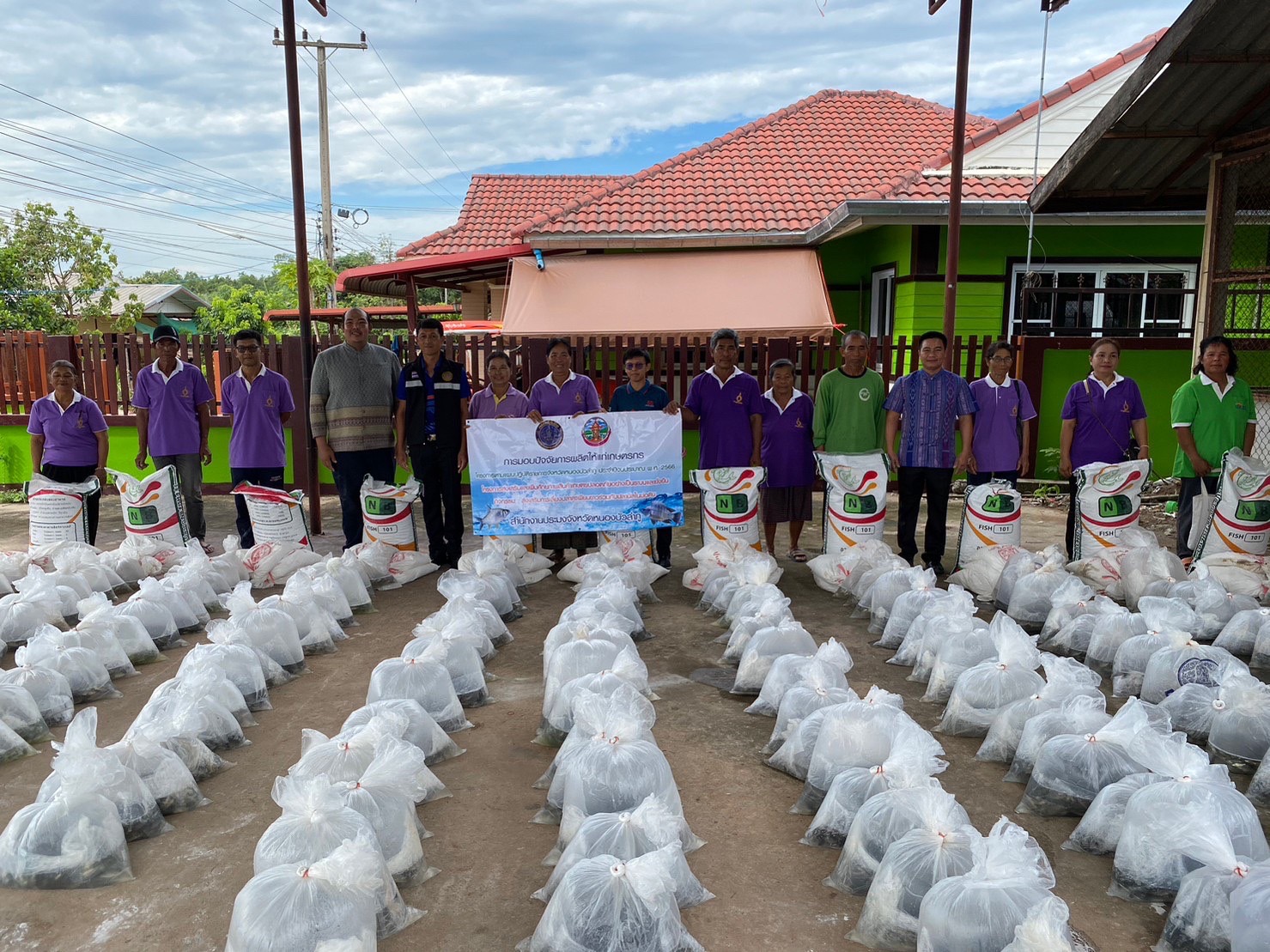 วันที่ 26 กรกฎาคม พ.ศ. 2566  นายบุญหลาย กุลนารัตน์ ประมงจังหวัดหนองบัวลำภู มอบหมายนายสมภาร วังคีรี ประมงอำเภอเมืองหนองบัวลำภู พร้อมด้วยนายเมธา ตาลเหล็ก ประมงอำเภอนากลาง นายธีรศักดิ์ ศรีร่องหอย นักวิชาการประมงปฏิบัติการ นางสาวสายสมร พลบูรณ์ นักวิชาการประมง นายไพศาล ศรีคูณ นักวิชาการประมง มอบปัจจัยการผลิตให้แก่เกษตรกรโครงการตามแผนปฏิบัติราชการจังหวัดหนองบัวลำภู ประจำปีงบประมาณ พ.ศ. 2566 โครงการส่งเสริมและเพิ่มศักยภาพสินค้าเกษตรปลอดภัยอย่างเป็นระบบและยั่งยืน กิจกรรมส่งเสริมการเลี้ยงปลาตะเพียนขาวร่วมกับปลานิลในบ่อดิน แก่เกษตรกรจำนวน 30 ราย..คลิก