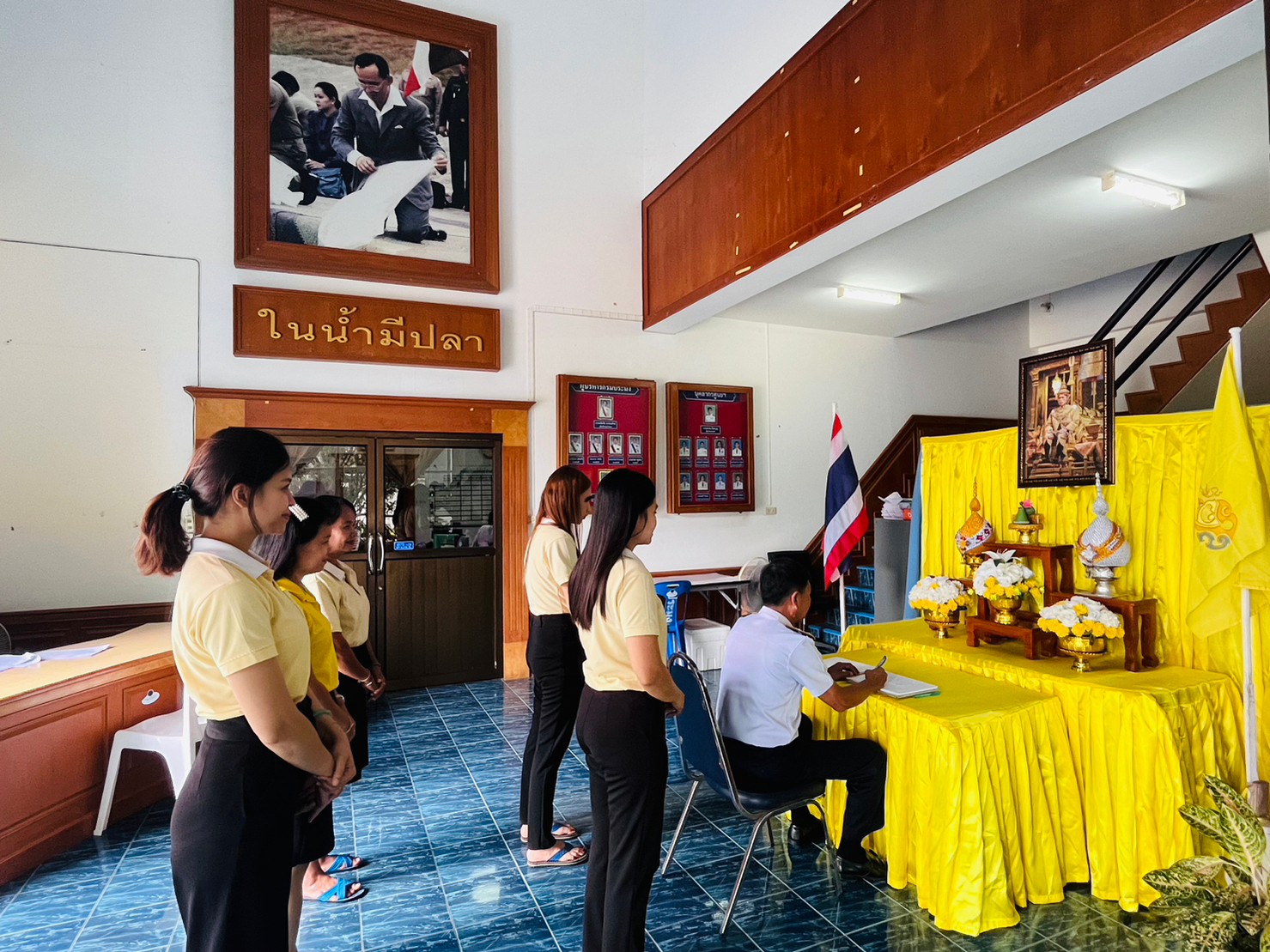 นายอาคม สิงหบุญ ผู้อำนวยการศูนย์พัฒนาประมงพื้นที่ลุ่มน้ำปากพนัง อันเนื่องมาจากพระราชดำริ พร้อมด้วยพนักงาน และเจ้าหน้าที่ในศูนย์ฯ ร่วมลงนามถวายพระพร เนื่องในโอกาสวันเฉลิมพระชนมพรรษาพระบาทสมเด็จพระเจ้าอยู่หัว 28 กรกฎาคม 2566..คลิก